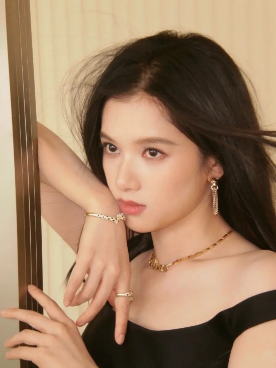 特斯拉机器人又被抓包：疑似遥控“摘头显”摔倒，名场面诞生