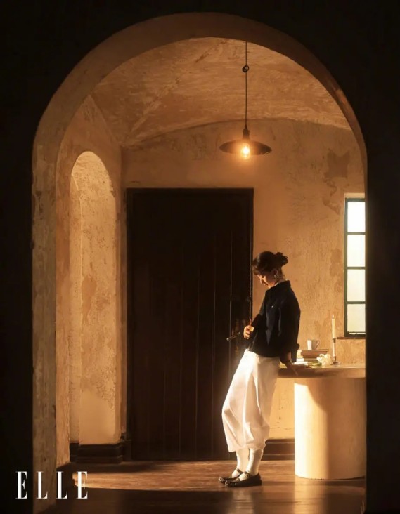 金智秀小麦色肌肤引爆热议：美式辣妹转型，是特意美黑了吗？