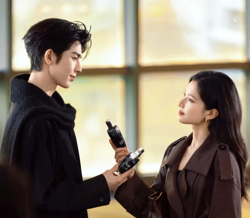 高甜！赞达亚、罗伯特·帕丁森主演A24新片《爱情抓马》发布全新剧照