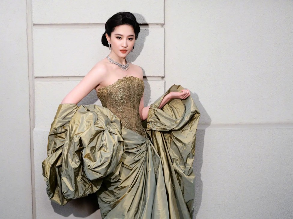 金靖说明显感觉到张凌赫太火了 调侃其不是能随意互怼的弟弟了